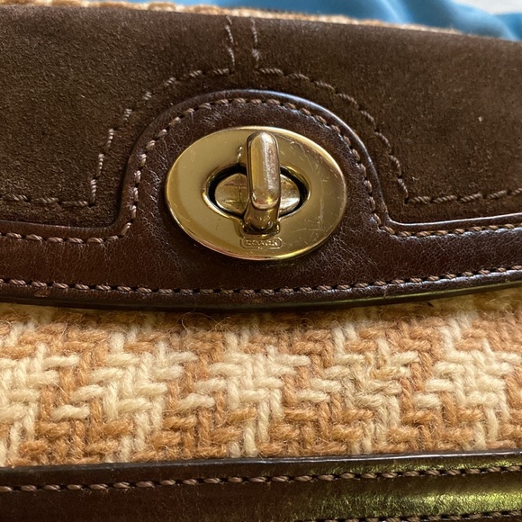 Coach suede and wool woven brown wristlet turn lock w/hangtag and tassel - Picture 5 of 17